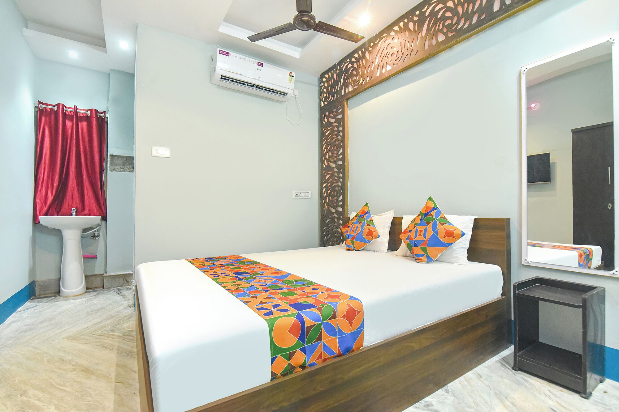 Egyptian cotton sheets, premium bedding, in-room safe, desk