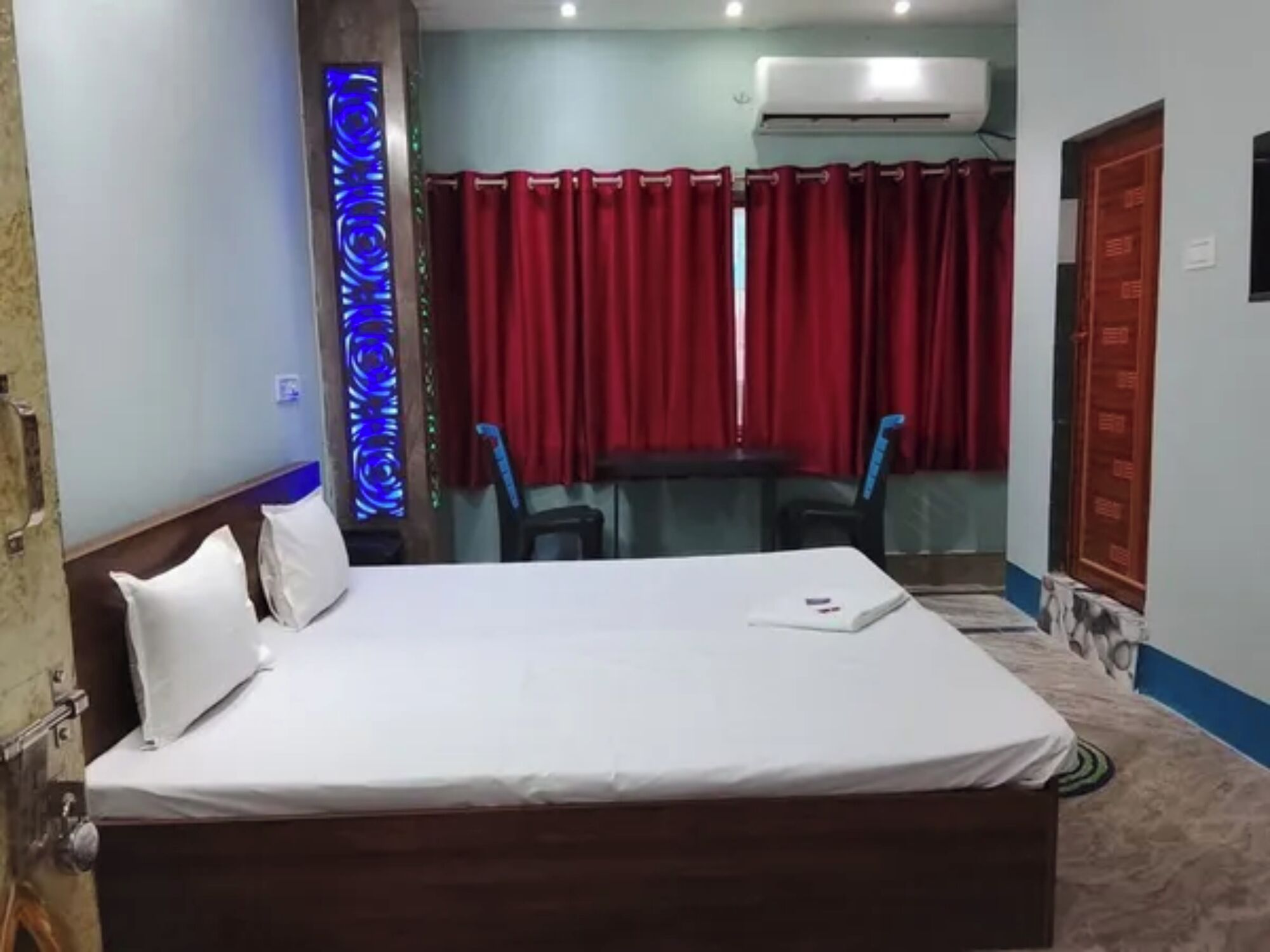 Egyptian cotton sheets, premium bedding, in-room safe, desk