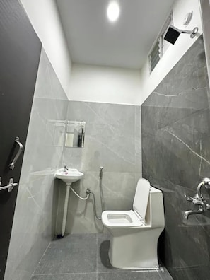 Shower, rainfall showerhead, free toiletries, towels - Fabhotel Seton (Hyderabad)