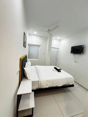 Deluxe Room | Egyptian cotton sheets, premium bedding, in-room safe, desk - Fabhotel Seton (Hyderabad)