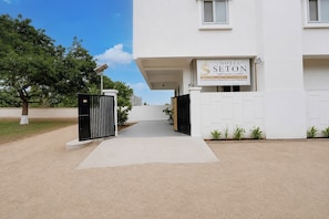 Vista frontal de la propiedad