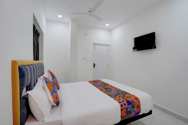 Egyptian cotton sheets, premium bedding, in-room safe, desk - Fabhotel Seton (Hyderabad)