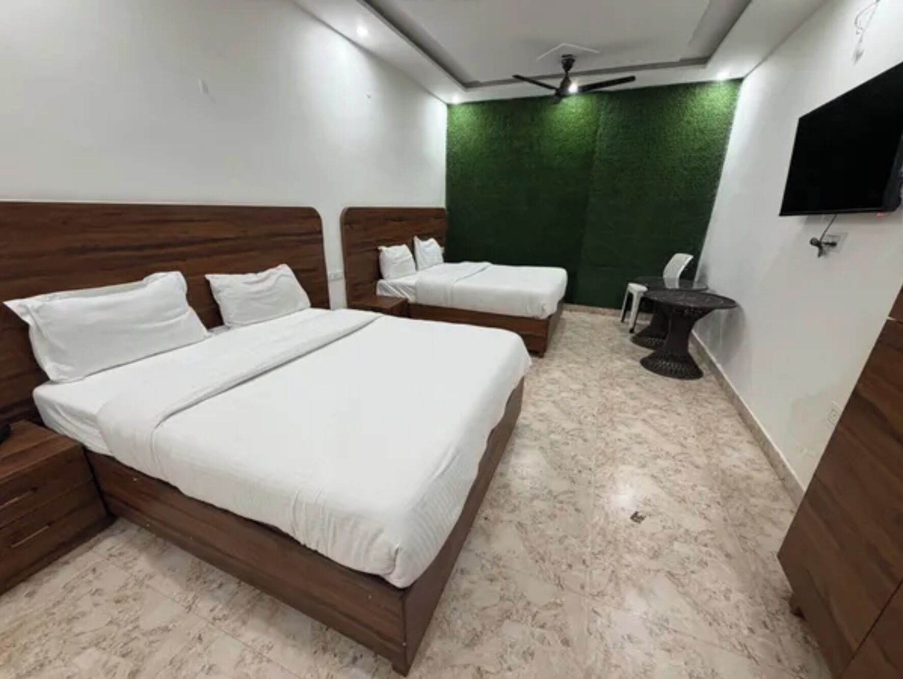 Egyptian cotton sheets, premium bedding, in-room safe, desk