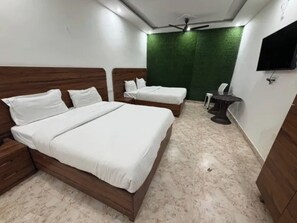 Egyptian cotton sheets, premium bedding, in-room safe, desk - Fabhotel Lotus Star (New Delhi)
