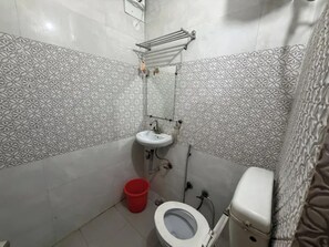 Deluxe Room | Bathroom | Shower, rainfall showerhead, free toiletries, towels - Fabhotel Lotus Star (New Delhi)