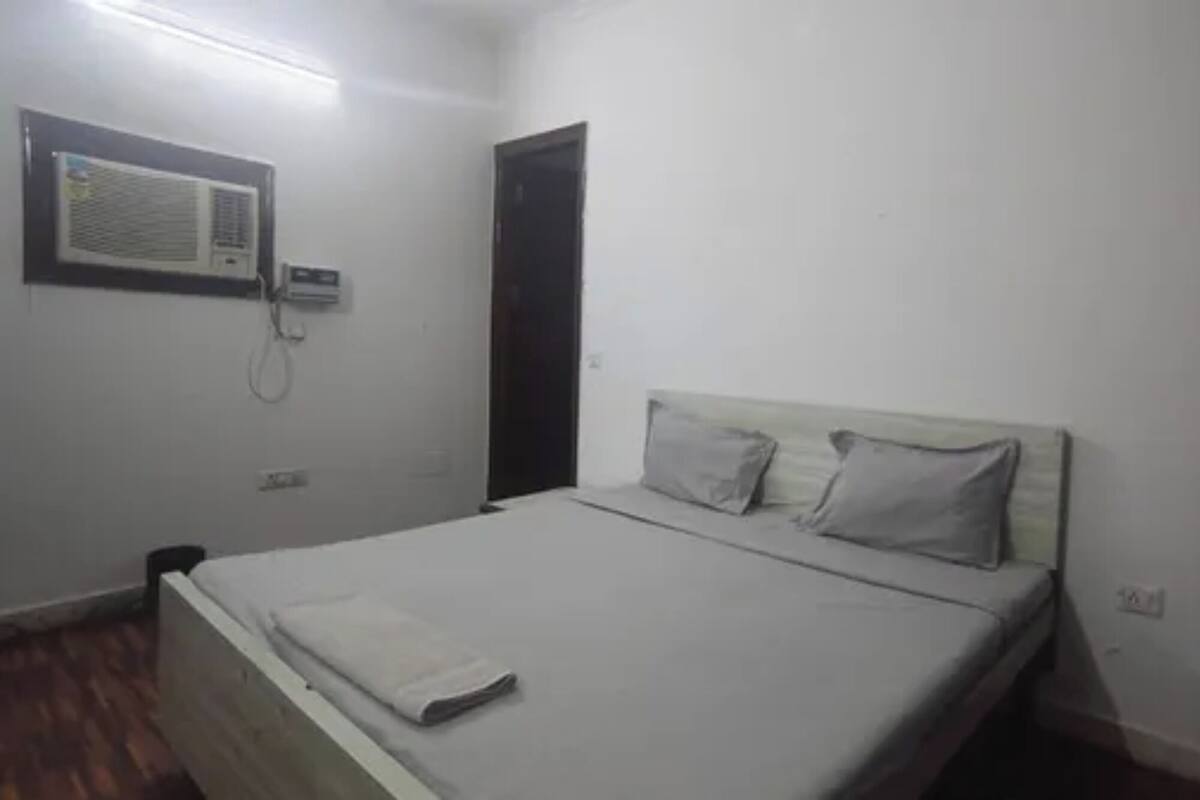 Deluxe Room | Egyptian cotton sheets, premium bedding, in-room safe, desk