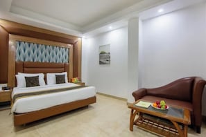Egyptian cotton sheets, premium bedding, in-room safe, desk - Fabhotel Red Flag (Gurugram)