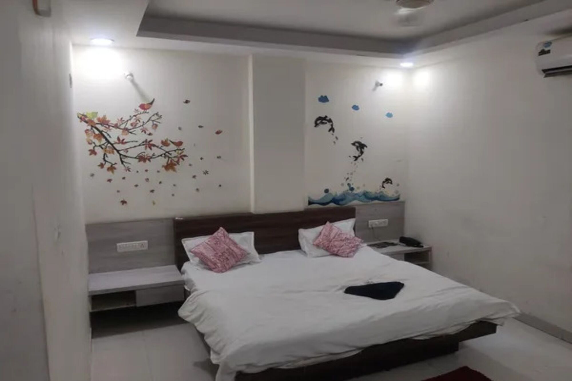 Kamar Deluks | Seprai katun Mesir, seprai premium, brankas, dan meja kerja