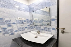 Kamar Deluks | Kamar mandi | Shower, pancuran hujan, perlengkapan mandi gratis, dan handuk