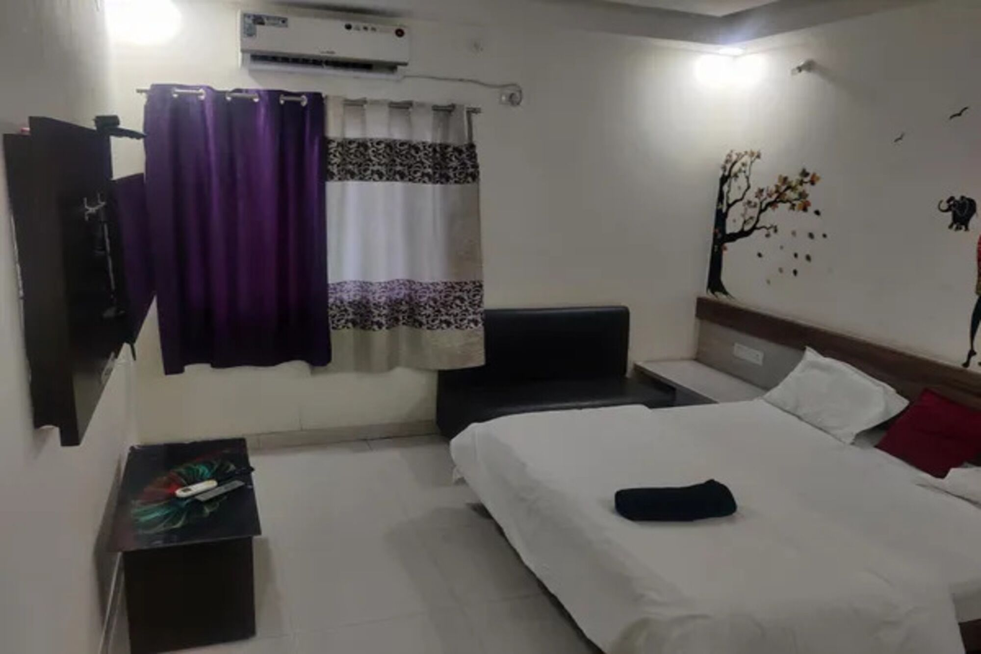 Kamar Premium | Seprai katun Mesir, seprai premium, brankas, dan meja kerja