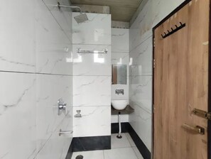 Phòng Deluxe | Phòng tắm | Buồng tắm vòi sen, vòi sen phun mưa, đồ dùng nhà tắm miễn phí