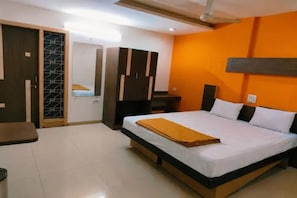 Egyptian cotton sheets, premium bedding, in-room safe, desk - Fabhotel Bhagyashri Executive (Nashik)