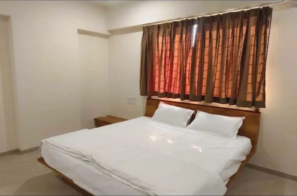 Deluxe Room | Egyptian cotton sheets, premium bedding, in-room safe, desk - Fabhotel Bhagyashri Executive (Nashik)