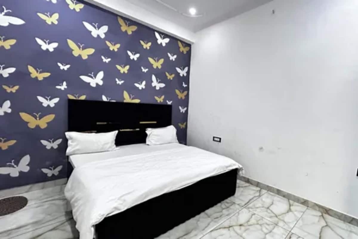Deluxe Room | Egyptian cotton sheets, premium bedding, in-room safe, desk