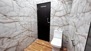 Shower, rainfall showerhead, free toiletries, towels - Fabhotel Shanvi (Jaipur)