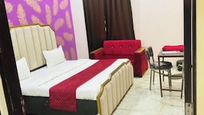 Egyptian cotton sheets, premium bedding, in-room safe, desk - Fabhotel Shanvi (Jaipur)