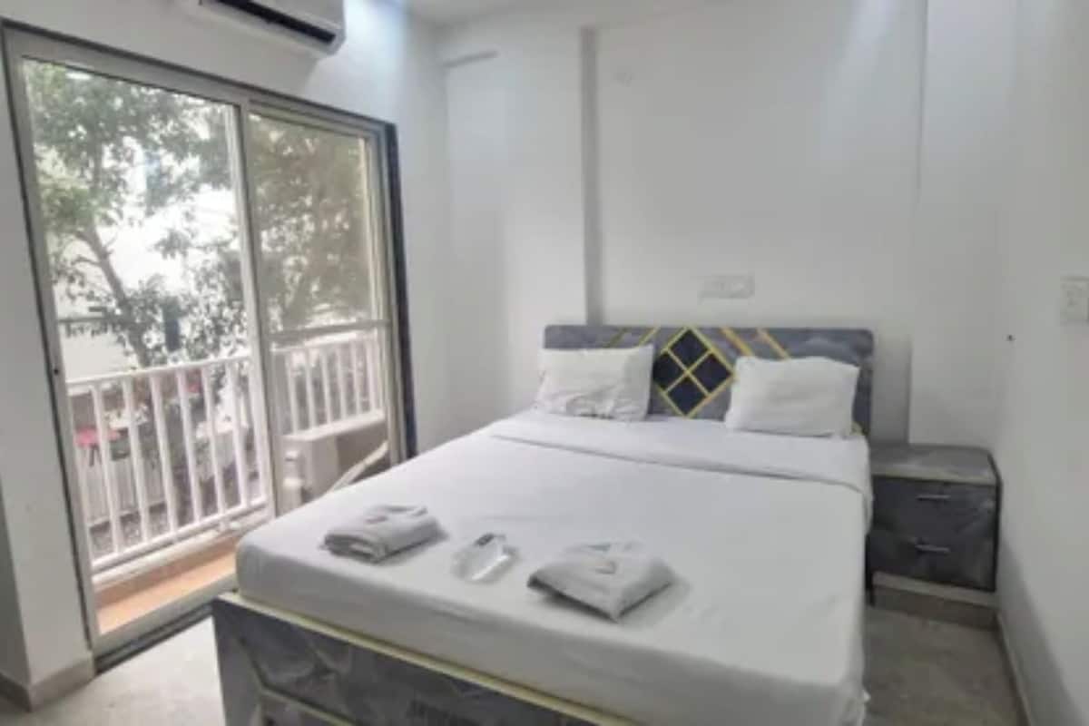 Deluxe Room | Egyptian cotton sheets, premium bedding, in-room safe, desk