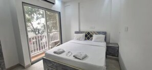 Deluxe Room | Egyptian cotton sheets, premium bedding, in-room safe, desk - Fabhotel Galaxy Stay (Pune)