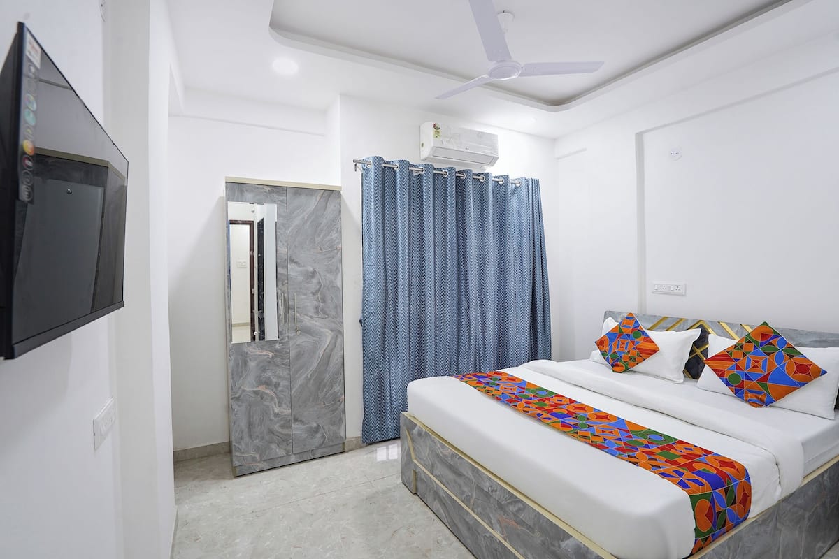 Deluxe Room | Egyptian cotton sheets, premium bedding, in-room safe, desk