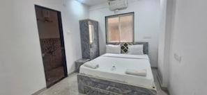Egyptian cotton sheets, premium bedding, in-room safe, desk - Fabhotel Galaxy Stay (Pune)