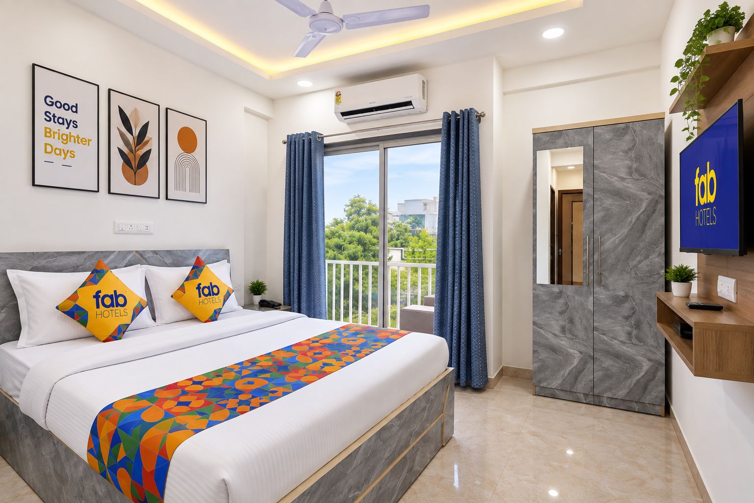 Quarto de hotel com cama, televisão, varanda com cortinas e ar condicionado fixado na parede.