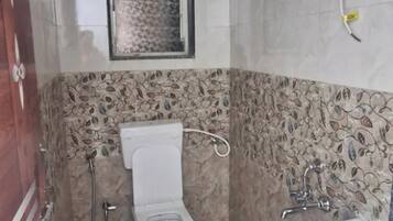 Dutxa, capçal de dutxa tipus cascada i articles de tocador gratuïts
