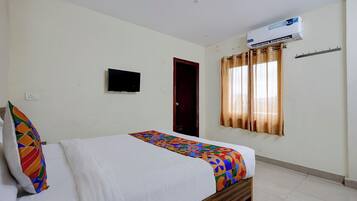 Deluxe Room | Egyptian cotton sheets, premium bedding, in-room safe, desk