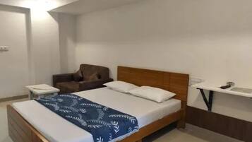 Deluxe Room | Egyptian cotton sheets, premium bedding, in-room safe, desk