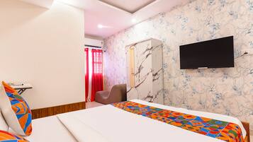 Deluxe Room | Egyptian cotton sheets, premium bedding, in-room safe, desk