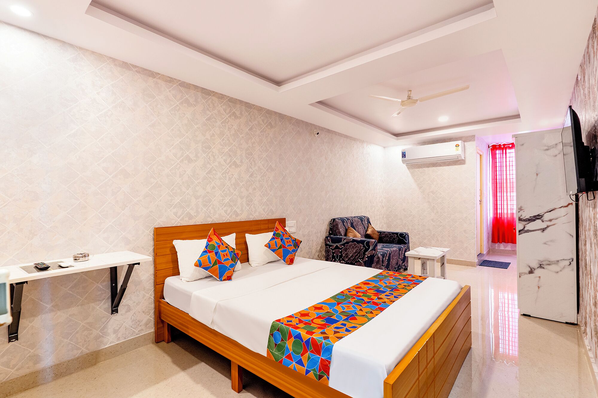 Egyptian cotton sheets, premium bedding, in-room safe, desk
