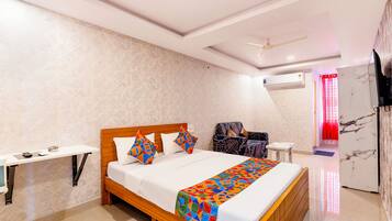 Egyptian cotton sheets, premium bedding, in-room safe, desk