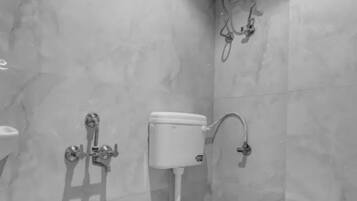 Shower, pancuran hujan, perlengkapan mandi gratis, dan handuk