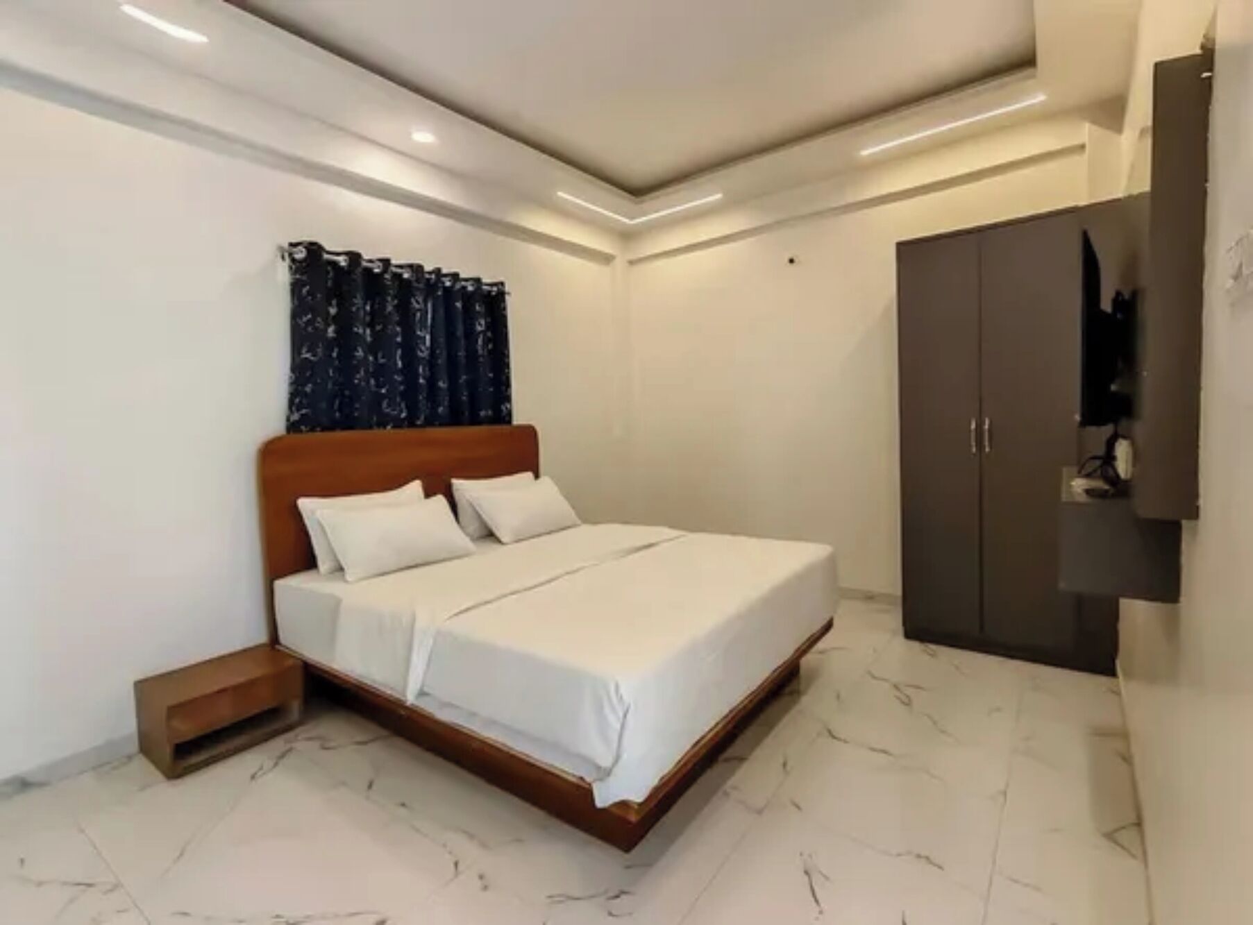 Egyptian cotton sheets, premium bedding, in-room safe, desk