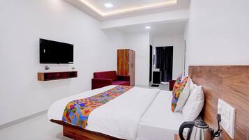 Deluxe Room | Egyptian cotton sheets, premium bedding, in-room safe, desk