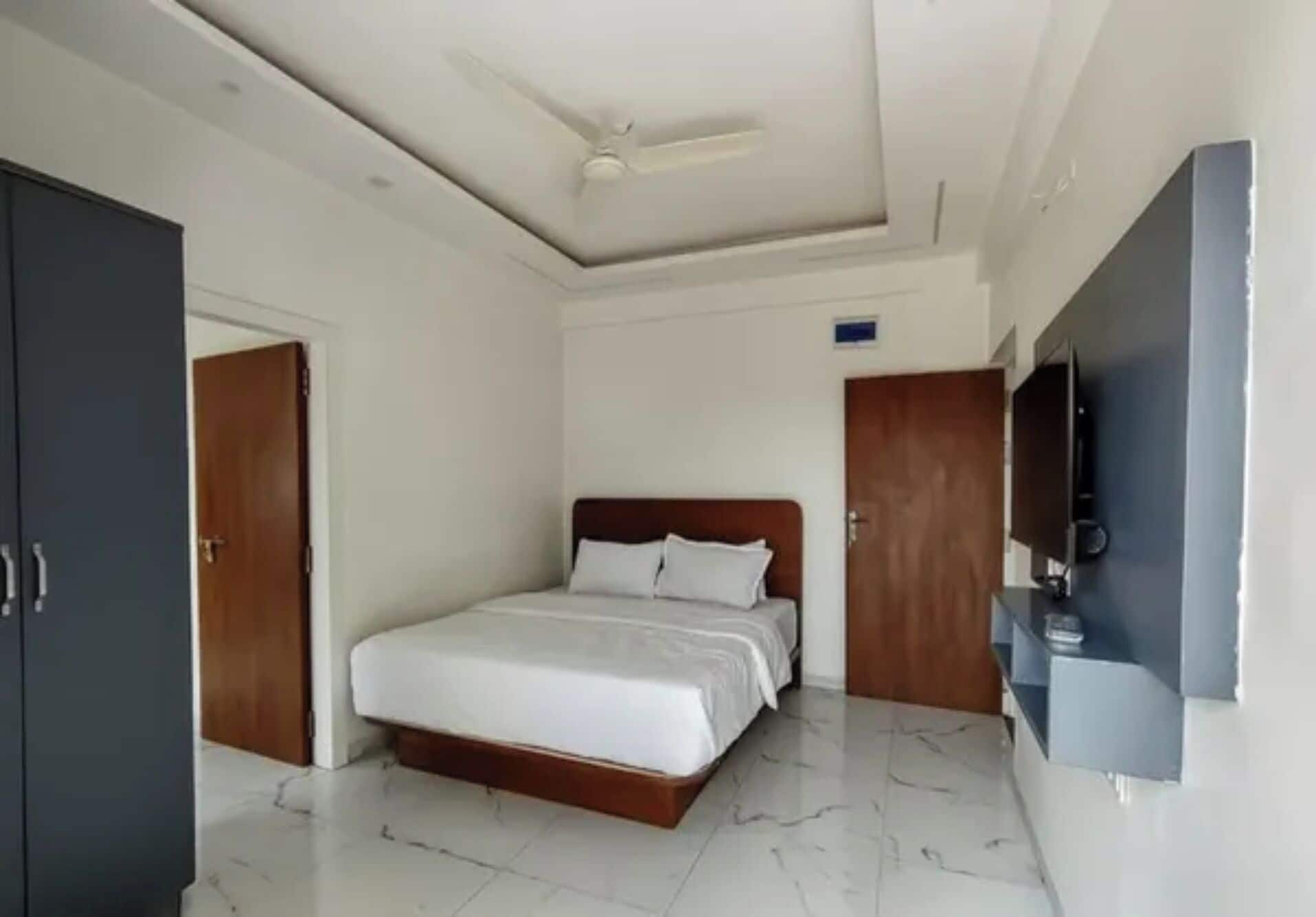 Egyptian cotton sheets, premium bedding, in-room safe, desk