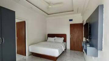 Egyptian cotton sheets, premium bedding, in-room safe, desk