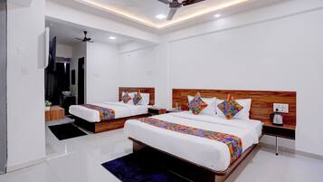 Family Room | Egyptian cotton sheets, premium bedding, in-room safe, desk