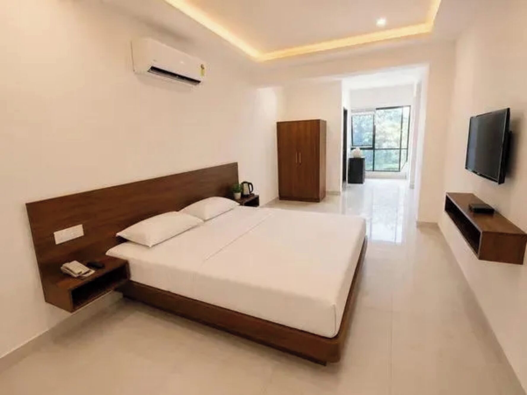 Egyptian cotton sheets, premium bedding, in-room safe, desk