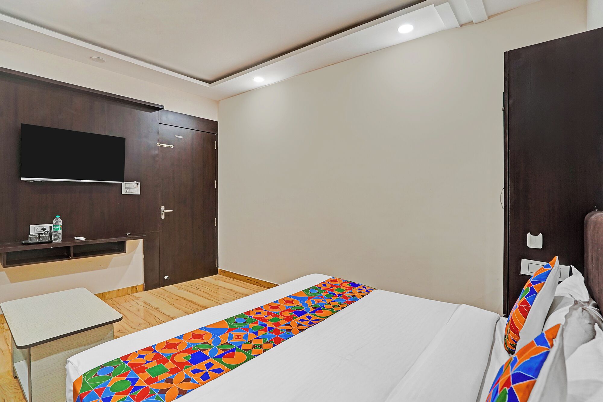 Egyptian cotton sheets, premium bedding, in-room safe, desk