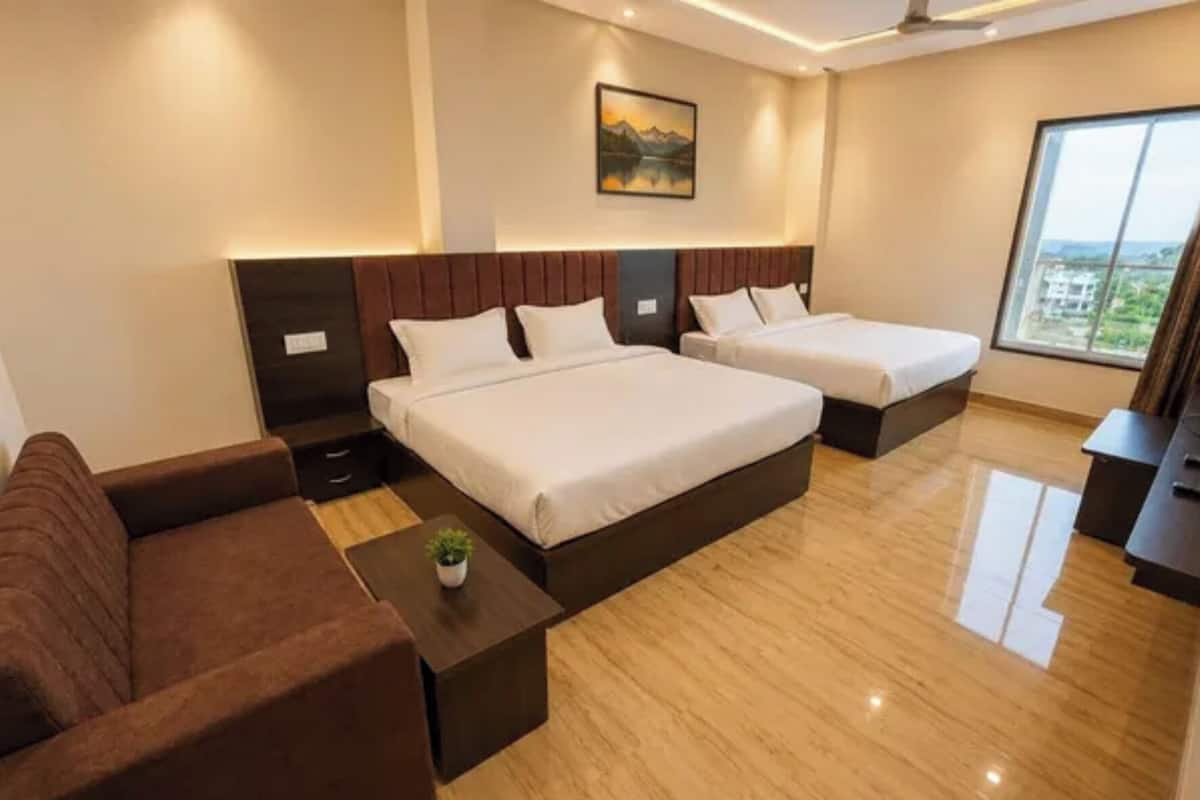 Suite | Egyptian cotton sheets, premium bedding, in-room safe, desk