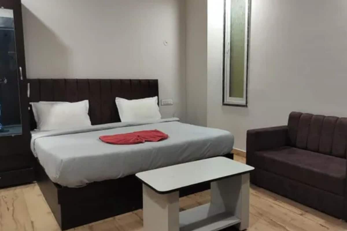 Deluxe Room | Egyptian cotton sheets, premium bedding, in-room safe, desk