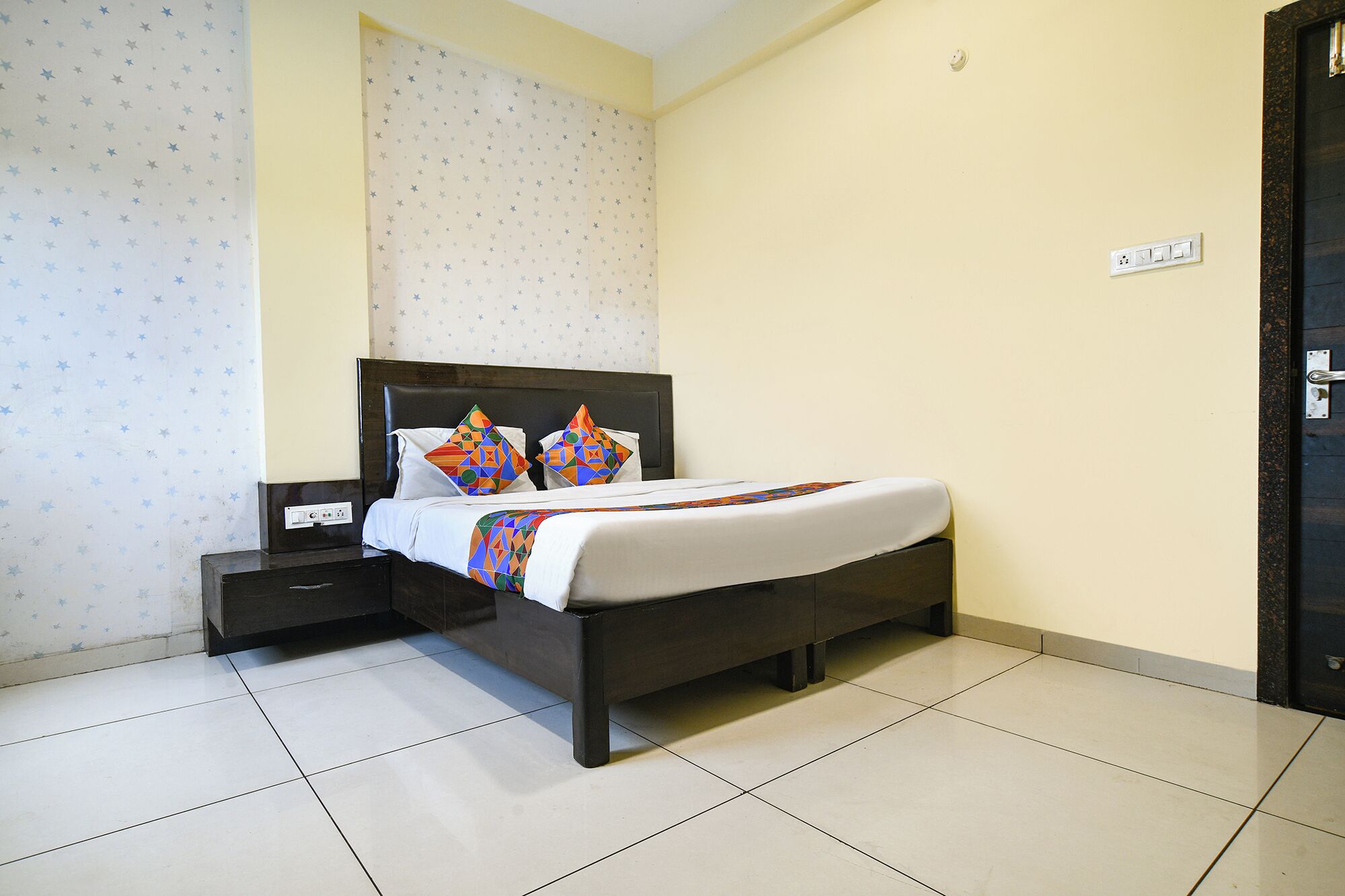 Egyptian cotton sheets, premium bedding, in-room safe, desk
