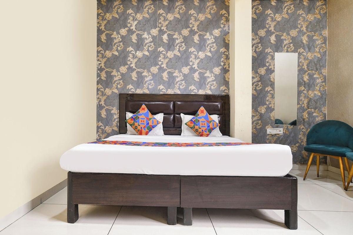 Deluxe Room | Egyptian cotton sheets, premium bedding, in-room safe, desk