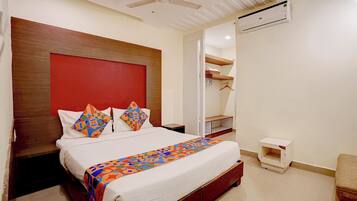 Egyptian cotton sheets, premium bedding, in-room safe, desk