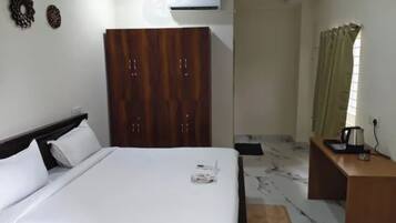Deluxe-Zimmer | Bettwäsche aus ägyptischer Baumwolle, hochwertige Bettwaren, Zimmersafe