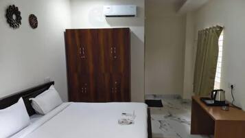 Deluxe Room | Egyptian cotton sheets, premium bedding, in-room safe, desk