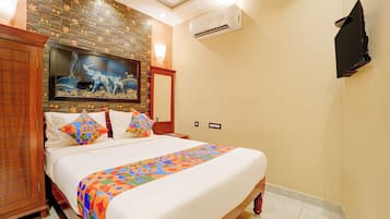 Egyptian cotton sheets, premium bedding, in-room safe, desk