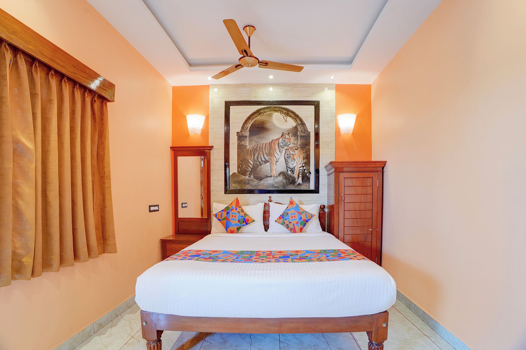 Egyptian cotton sheets, premium bedding, in-room safe, desk
