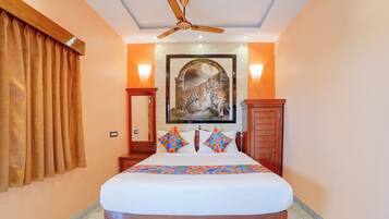 Egyptian cotton sheets, premium bedding, in-room safe, desk