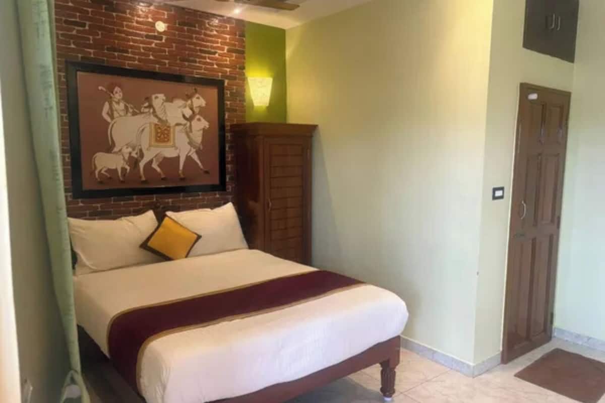 Deluxe Room | Egyptian cotton sheets, premium bedding, in-room safe, desk